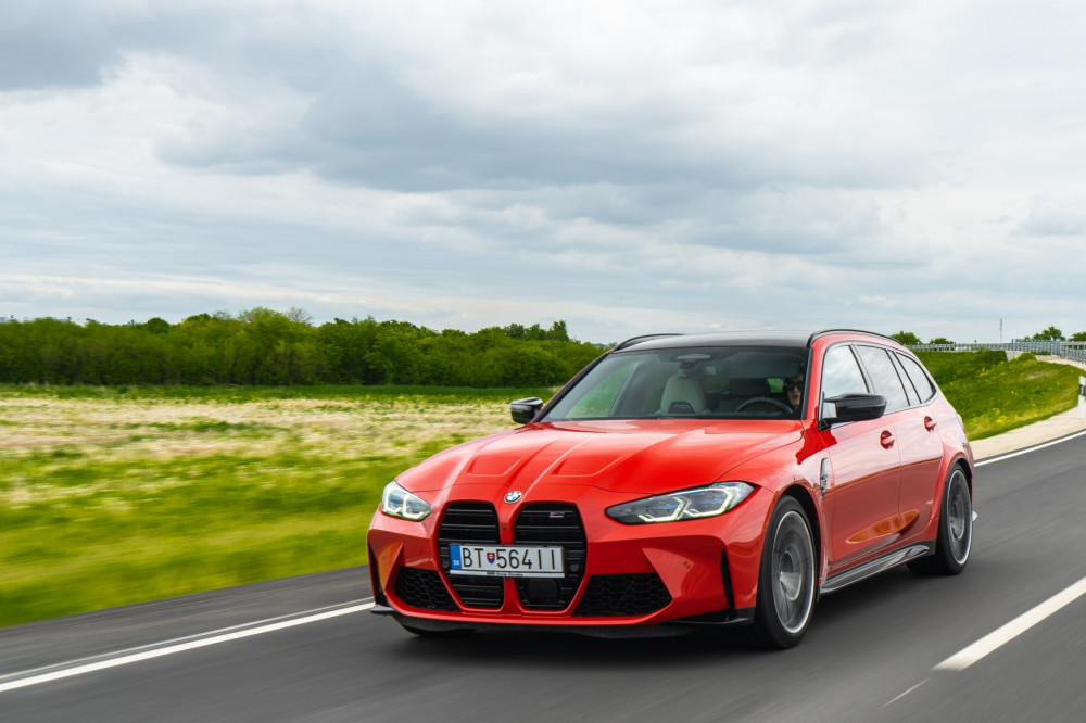 Audi RS 4 Avant vs BMW M3 Touring